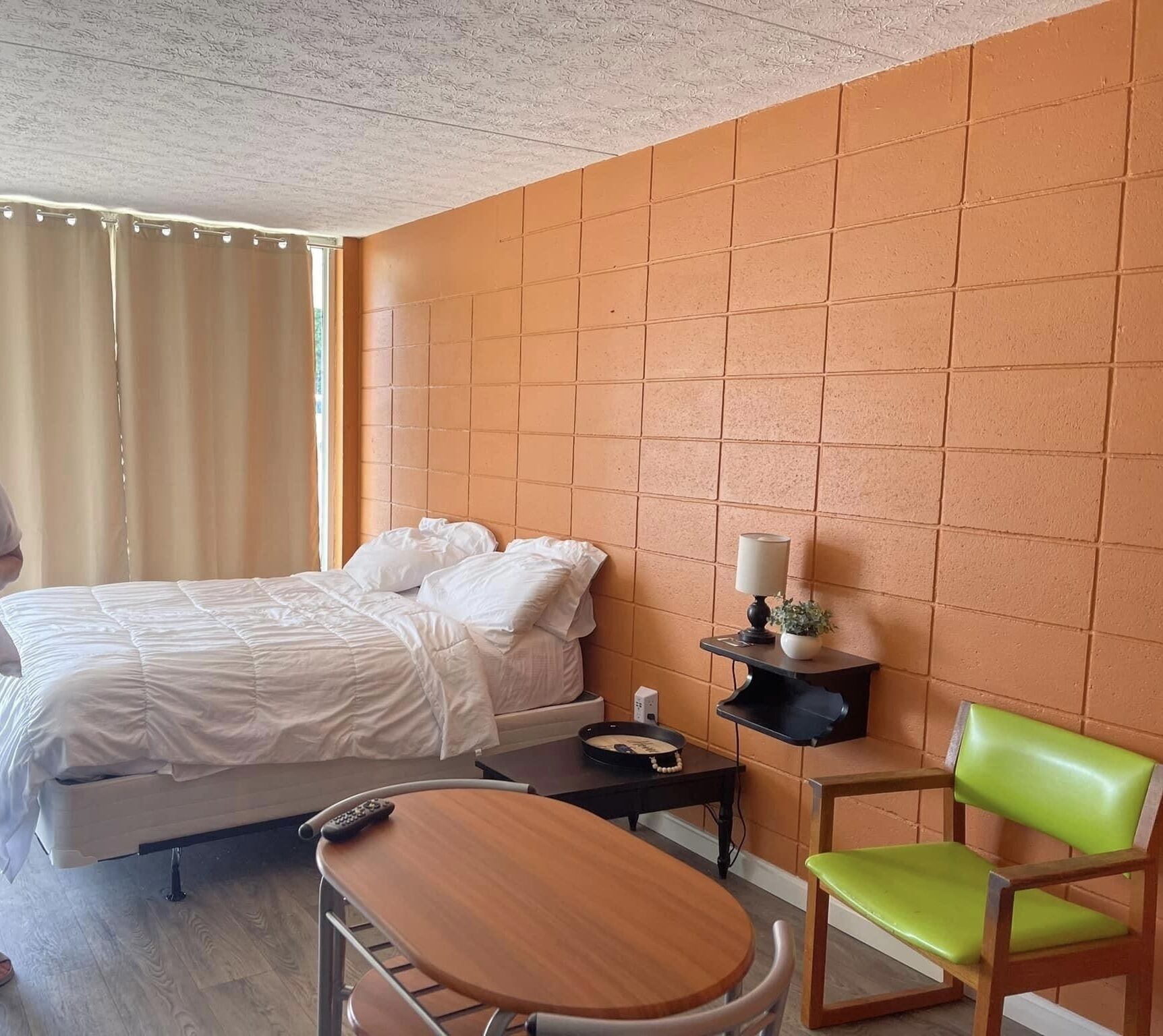 Iron/ironing board, free WiFi, bed sheets