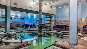 Un área de spa con varias piscinas y zonas de descanso.