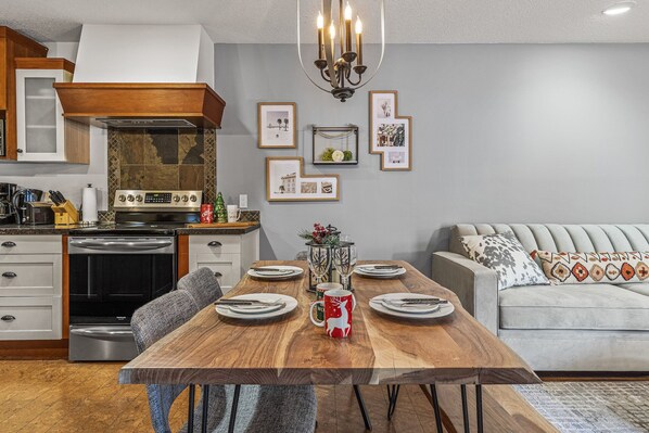 Dining - L109-HotTub/Pool/KingBed/Gym/FreeParking/2BR/Sleep6 (Canmore)