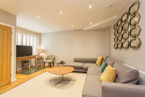 Interior - Inviting 4-bed Apartment in London (London)