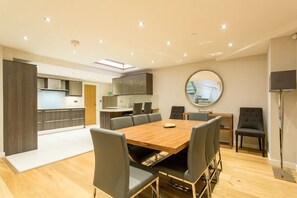 Dining - Inviting 4-bed Apartment in London (London)