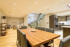 Dining - Inviting 4-bed Apartment in London (London)