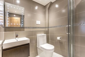 Bathroom - Inviting 4-bed Apartment in London (London)