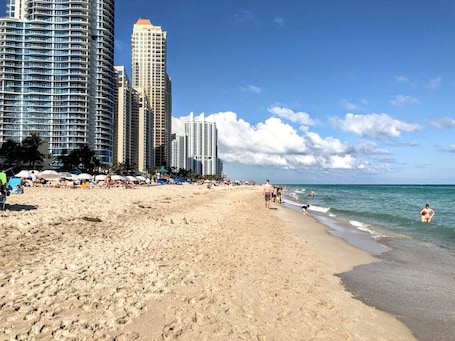 Beach. Magnolia House Miami - Heated Pool with Water Slide, BBQ & Gazebo