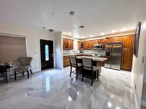 Fridge, microwave, oven, stovetop - Magnolia House Miami - Heated Pool with Water Slide, BBQ & Gazebo (Miami)
