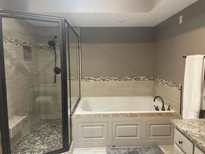 Badewanne, Haartrockner, Handtücher