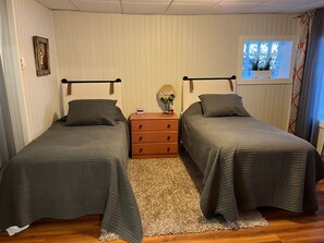 3 bedrooms, iron/ironing board, travel cot, free WiFi - Historic lake home right in town with lots of room inside and out (Mora)