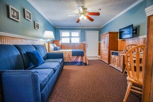 Studio | Premium bedding, individually decorated, individually furnished, desk