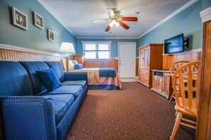 Studio | Premium bedding, individually decorated, individually furnished, desk