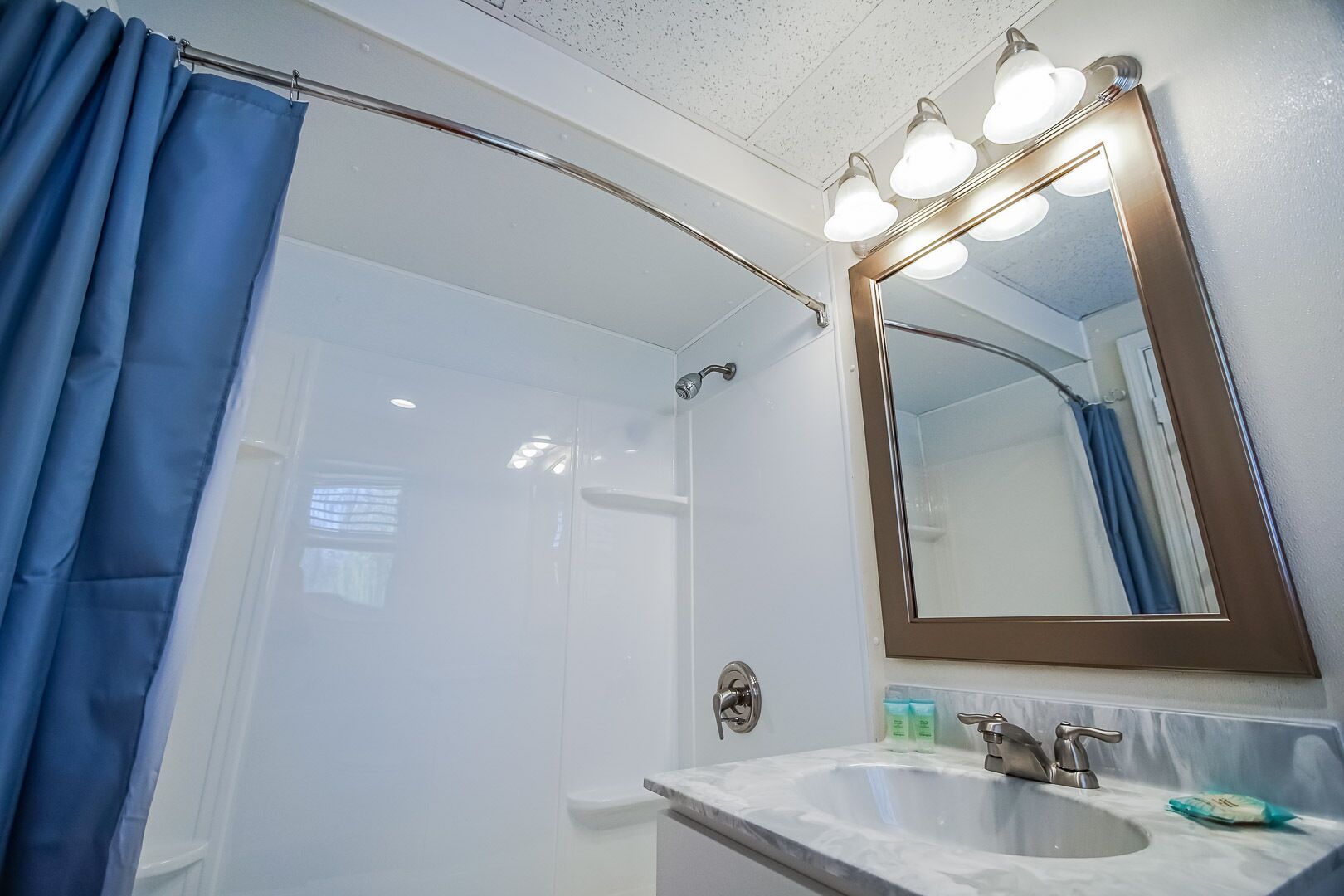 Ensemble douche/baignoire, sèche-cheveux, serviettes fournies, savon