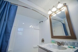 Combined shower/tub, hair dryer, towels, soap - Island Manor Resort (Block Island)