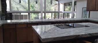 Charming 4-bedroom house with WiFi and AC in Granite Bay with Lake on 10 acres