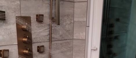 Douche, séchoir à cheveux, serviettes fournies, savon