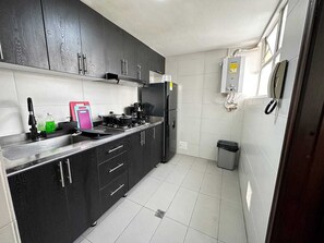 Kühlschrank, Mikrowelle, Wasserkocher mit Kaffee-/Teezubehör, Mixer