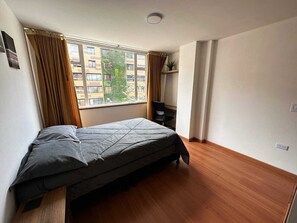 3 Schlafzimmer, Schreibtisch, Bügeleisen/Bügelbrett, WLAN