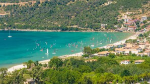 A coastal town with a beach, sailboats, and houses. - Gyri Villa, overlooking Vassiliki bay (Lefkada)