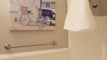 Combined shower/tub, towels, soap, shampoo