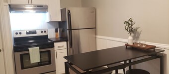 The Walk-Up Flat at Silver Lake New Top FL Apt