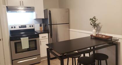 The Walk-Up Flat at Silver Lake New Top FL Apt