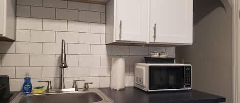 Een koelkast, een magnetron, een oven, een kookplaat