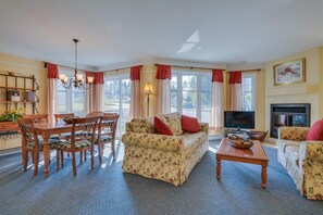 Smart TV - Lake Archambault Condo 326 (Saint-Donat-de-Montcalm)