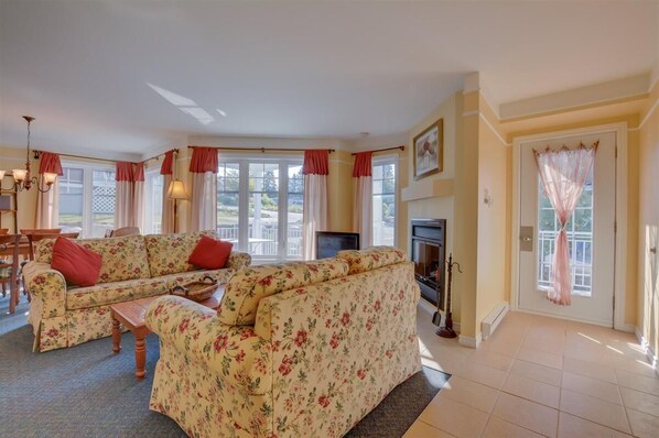 Smart TV - Lake Archambault Condo 326 (Saint-Donat-de-Montcalm)