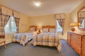 2 bedrooms, iron/ironing board, free WiFi, bed sheets - Lake Archambault Condo 326 (Saint-Donat-de-Montcalm)