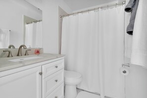 Badkar, handdukar och toalettpapper