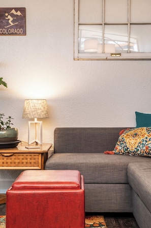 Smart-TV, Kamin, DVD-Player, Bücher