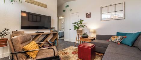 Smart-tv, een open haard, een dvd-speler en boeken