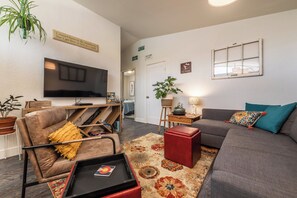 Smart TV, fireplace, DVD player, books - Mountain Gateway ~ MCM Charm, close to DT Col Spgs/Cheyenne Mt/Zoo/Broadmoor! (Colorado Springs)