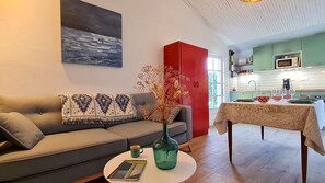 TV - Pretty house in the heart of Loix with parking (LOIX)