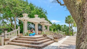 Property grounds - Awesome location 2 Bedroom Condo w/ Pool, walk to Beach, Park and Coligny Plaza! (Hilton Head Island)