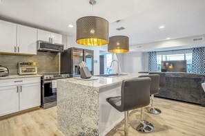 Private kitchen - The MoreHaven | Luxury Vista | Sleeps up to 24 (Houston)