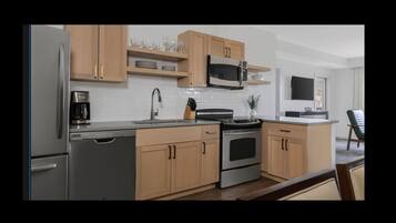 Réfrigérateur, micro-ondes, four, plaque de cuisson