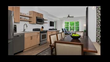 Réfrigérateur, micro-ondes, four, plaque de cuisson