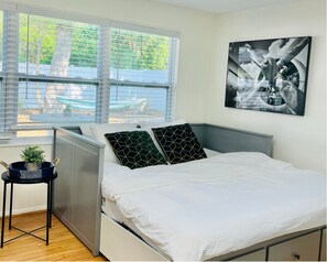 3 quartos, escrivaninha, ferros/tábuas de passar roupa, berço de viagem