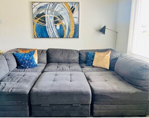 Smart TV, pebolim, livros