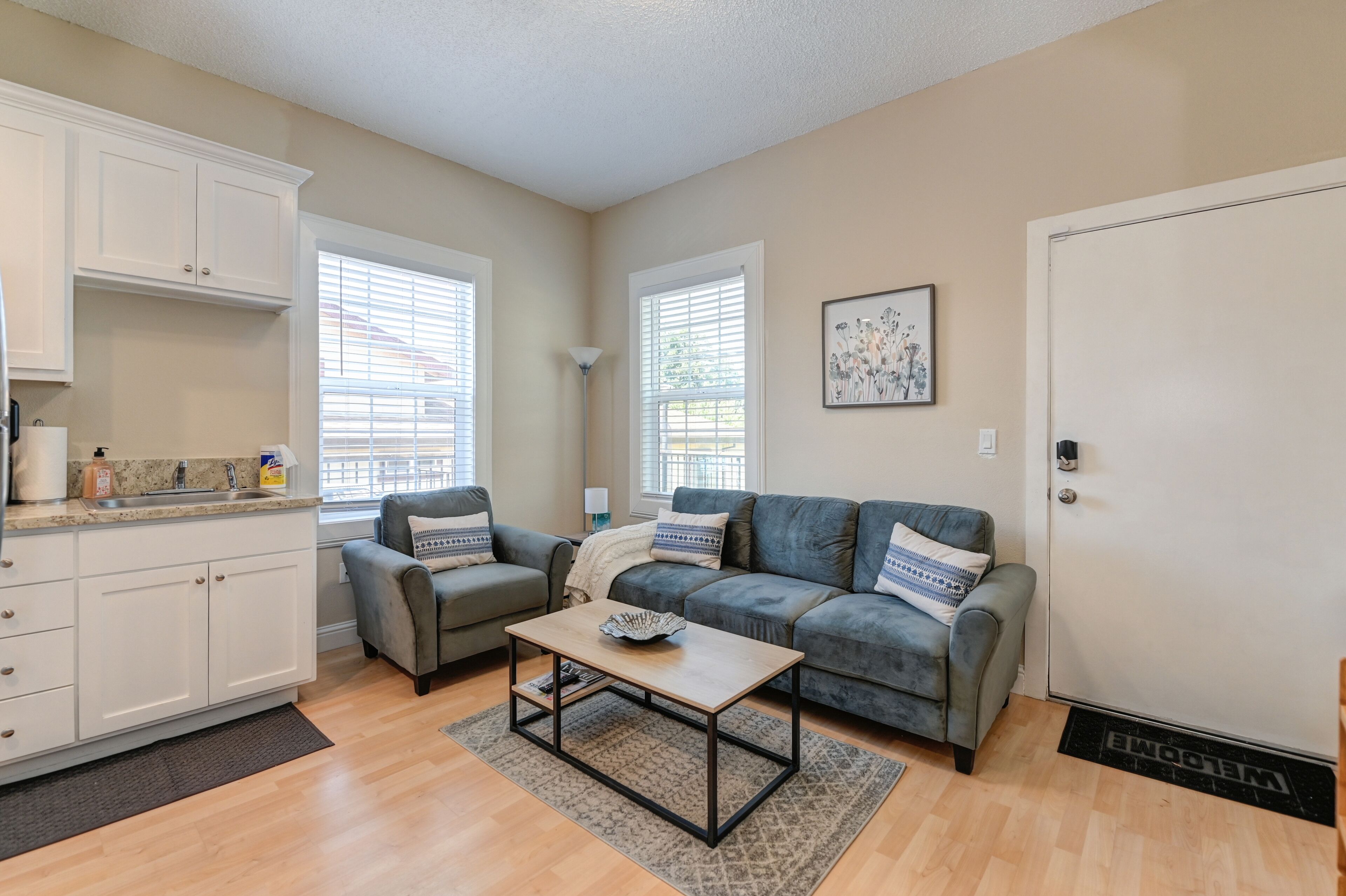 Comfortable 2BR with Spacious Deck! 7 mins to Sacramento Midtown/ Downtown 