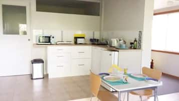 Kühlschrank, Mikrowelle, Wasserkocher mit Kaffee-/Teezubehör