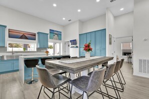 Dining - New Build! Direct Beach Access/Rooftop 360 View/Indoor Bball court/10 En-Suite/Heated Pool & HotTub! (South Padre Island)