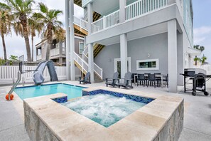 A heated pool - New Build! Direct Beach Access/Rooftop 360 View/Indoor Bball court/10 En-Suite/Heated Pool & HotTub! (South Padre Island)
