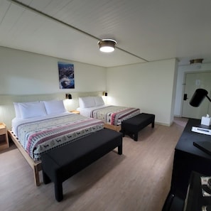 Habitació estàndard, 2 llits de matrimoni, no fumadors, balcó | Wifi gratuïta i roba de llit 