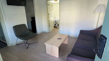 Standard-Dreibettzimmer, Mehrere Betten, Nichtraucher, Balkon | Kostenloses WLAN, Bettwäsche