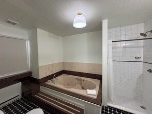 Standard-Suite, 2 Schlafzimmer | Badezimmer | Dusche, Haartrockner, Handtücher, Seife