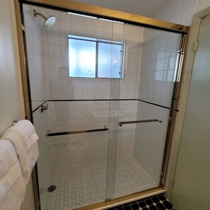 Standard Room, 2 Queen Beds, Non Smoking | Bathroom - Ski Mountain Lodge (Gatlinburg)