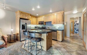 Jääkaappi, mikroaaltouuni, uuni, liesi