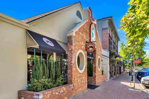 Rustic Pet-Friendly Second Floor Condo