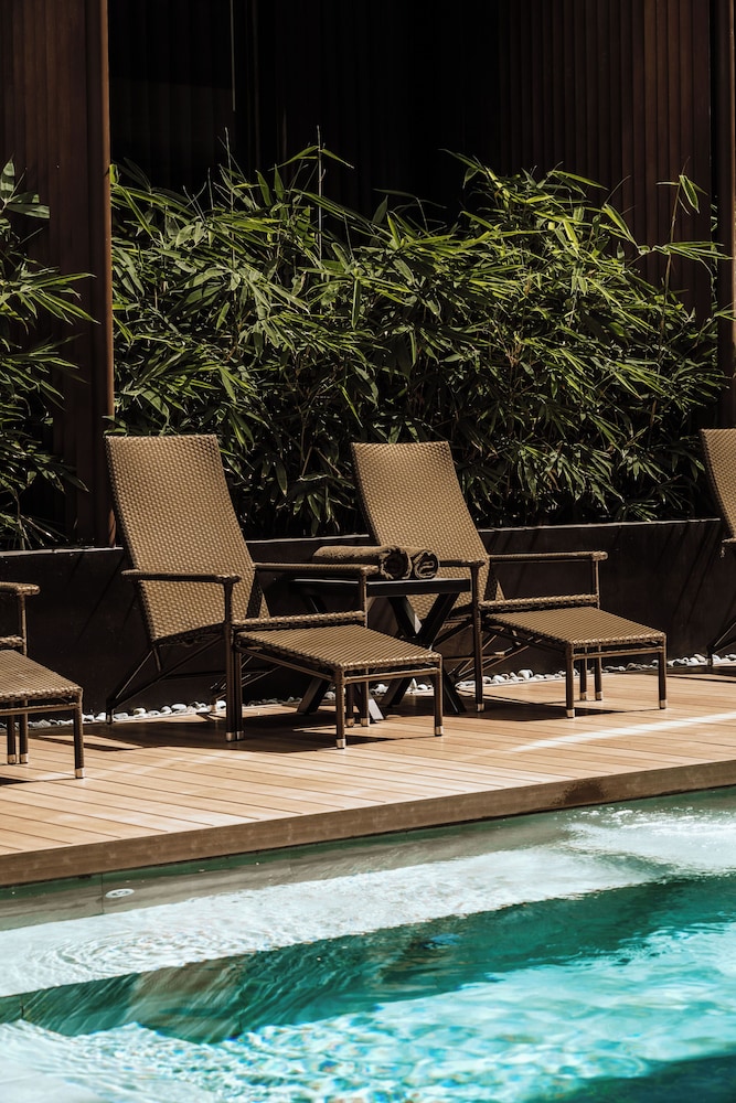 The Funny Lion - El Nido by null