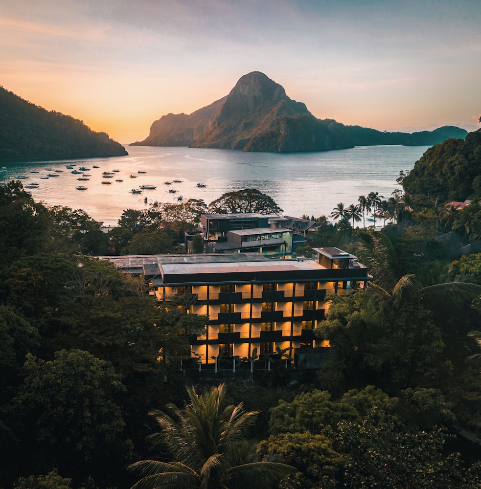 The Funny Lion - El Nido by null